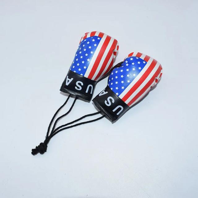 Chaveiro Esportivo Masculino com Luvas, Bandeira e Pingente Mini Bolsa de Carro