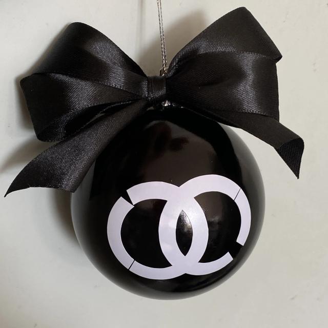 Bola de Natal Preta Personalizada com Fita e Ornamentos Estilosos para 2024