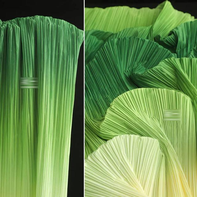 Tela de Gradiente Plissada Artesanal com Costura Texturizada em Verde, Amarelo, Roxo e Branco para Decoração de Roupas e Fundos