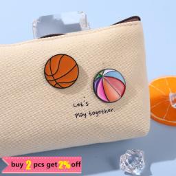 Bolas esportivas Esmalte Pins Menino Estudantes Futebol Futebol Bola de praia Atletismo Broche Pins Casacos Saia Emblema Jóias Amigos Presentes - Image 2