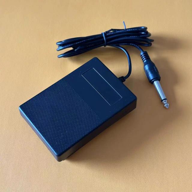 Pedal Antiderrapante Compacto Universal para Teclados e Pianos Digitais com Conexão 1/4''