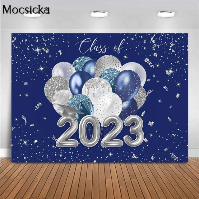 Manto Azul Real 2023 para Formatura com Fundo Prata Glitter e Balões para Celebrar a Graduação da Classe de 2023