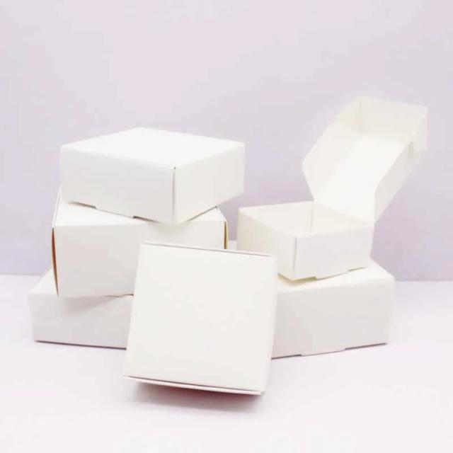 Embalagem de Presente Artesanal em Papel Kraft Branco e Caixa Preta - Kit com 10 Peças para Natal em Vários Tamanhos