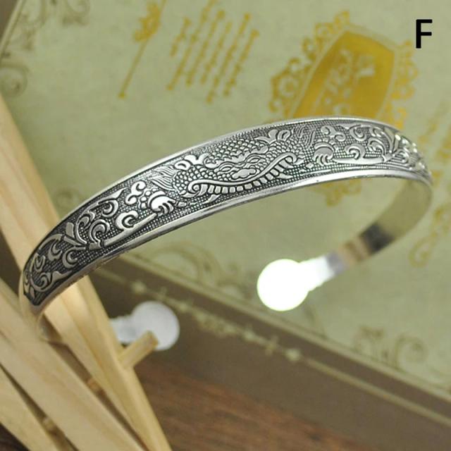 Pulseira Vintage Feminina com Impressão Floral em Prata Tibetana - Estilo Amplo e Exclusivo