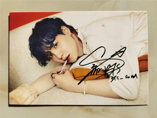 Fotos autografadas em dourado da Coleção K-Pop com link especial para presentes exclusivos