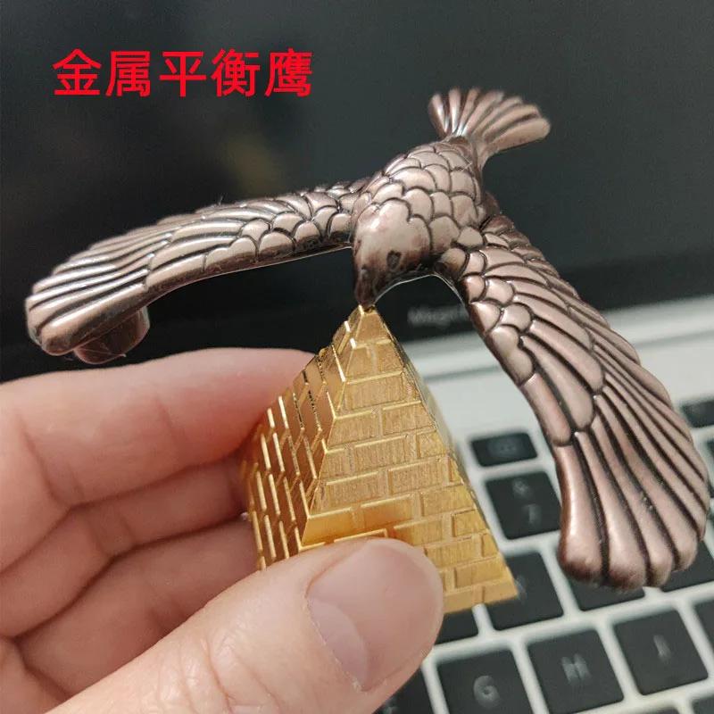 Metal Balancing Bird Science Desk Toy, Gravidade com Pirâmide, Escritório divertido novidade presentes para adultos e crianças, brinquedo de descompressão - Image 1