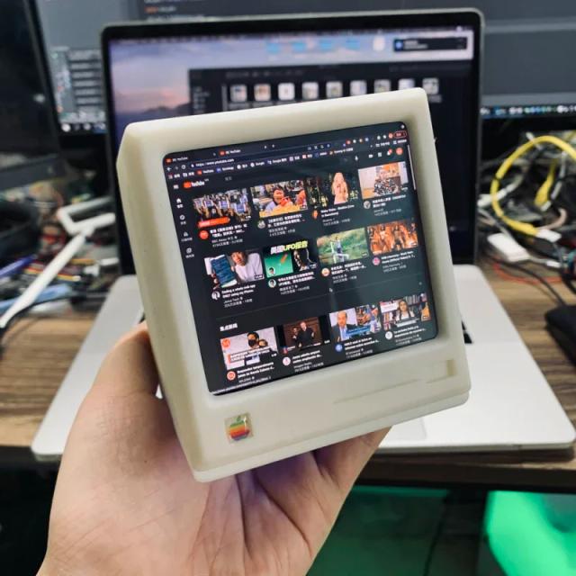 Computador Retro Macintosh com Tela Secundária Mini TV e Tela Externa Para Aumentar Sua Experiência Visual