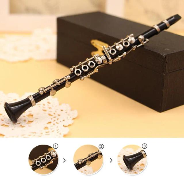 Mini Clarinete em Miniatura com Caixa de Couro Preto e Suporte - Decoração de Mesa Elegante