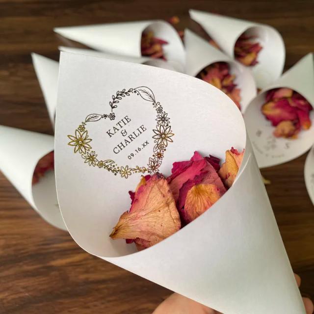 Cone de Confete Personalizado para Casamento, Chuveiro de Noiva e Festas - 20 Unidades com Nome e Data em Folha de Ouro, 16x16cm