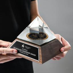 Troféu de cristal de madeira maciça estilo pirâmide, feito sob medida, decoração criativa, prêmio, lembranças, letras de alta qualidade - Image 1