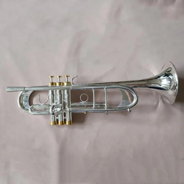 Trompete Profissional B Plano em Prata com Estojo de Couro - Venda Imperdível de Instrumento Musical de Alta Qualidade