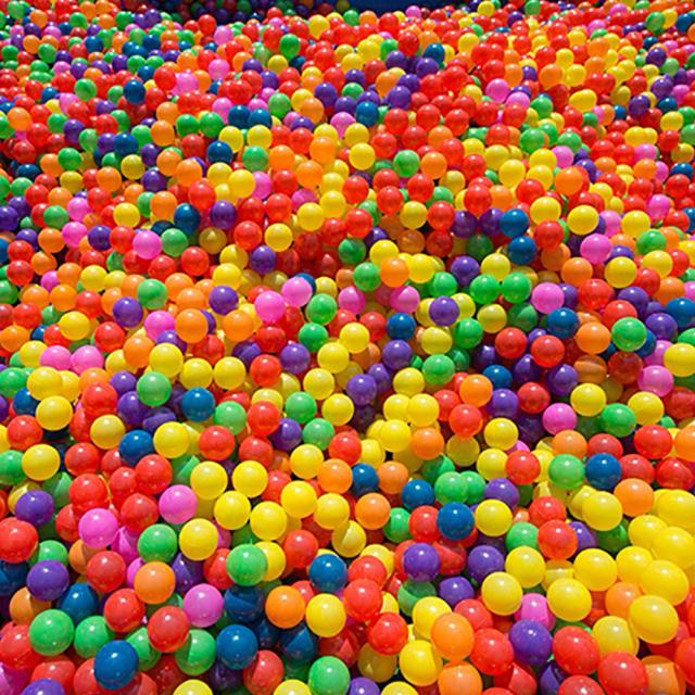 Conjunto de 50 Bolas de Plástico Coloridas e Ecológicas para Bebês e Crianças - Diversão na Água com Diâmetro de 4 a 5,5 cm