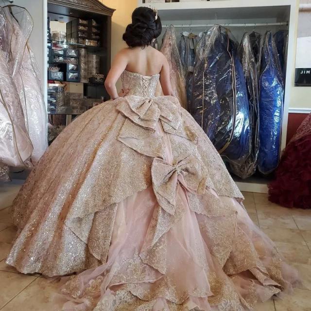 Vestido de Quinceanera Rosa Brilhante com Arco de Flores de Cristal e Tule Sem Ombro, Ideal para Aniversário de 15 a 16 Anos com Apliques Dourados