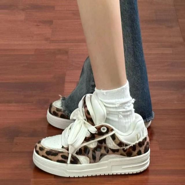 Sapatos femininos unissex estilo retro punk com graffiti em couro para skate e uso casual