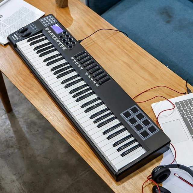 Controlador de Teclado Portátil WORLDE 61 Teclas USB MIDI com Retroiluminação RGB e Trigger Pads - Modelo PANDA61