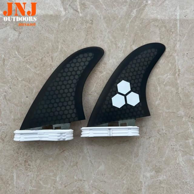 Prancha JNJ-FCS II Preta com Akila Twin Fins em Fibra de Vidro e Honeycomb