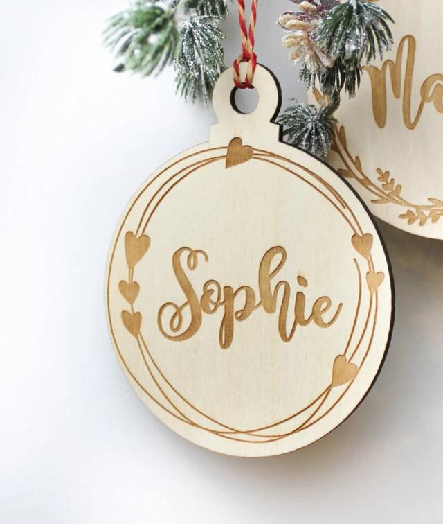 Ornamento de Natal em Madeira com Nomes Personalizados: A Ideia de Presente Perfeita