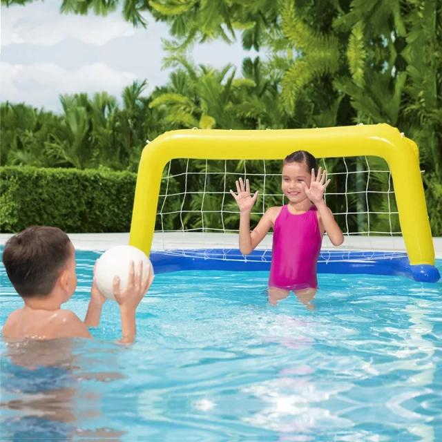 Diversão na Praia: Jogo Inflável para Crianças e Adultos com Voleibol, Basquete e Handebol em Piscina