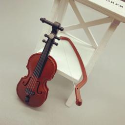 Mini violino em miniatura não-tóxico 1/12 simulação de madeira violino artesanal desktop violino decoração inodoro casa de boneca acessórios - Image 3