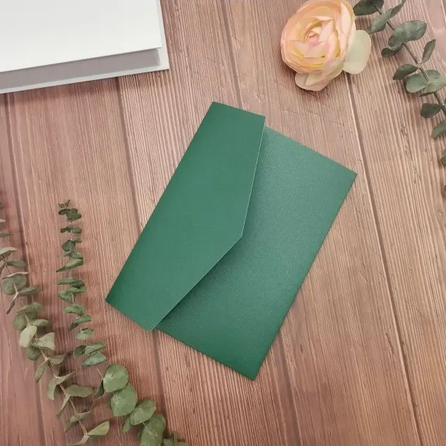 Convites de Casamento Personalizados: 50 Conjuntos de Cartões de Bolso Verde Escuro com Impressão Tripla para Noivado e Aniversário