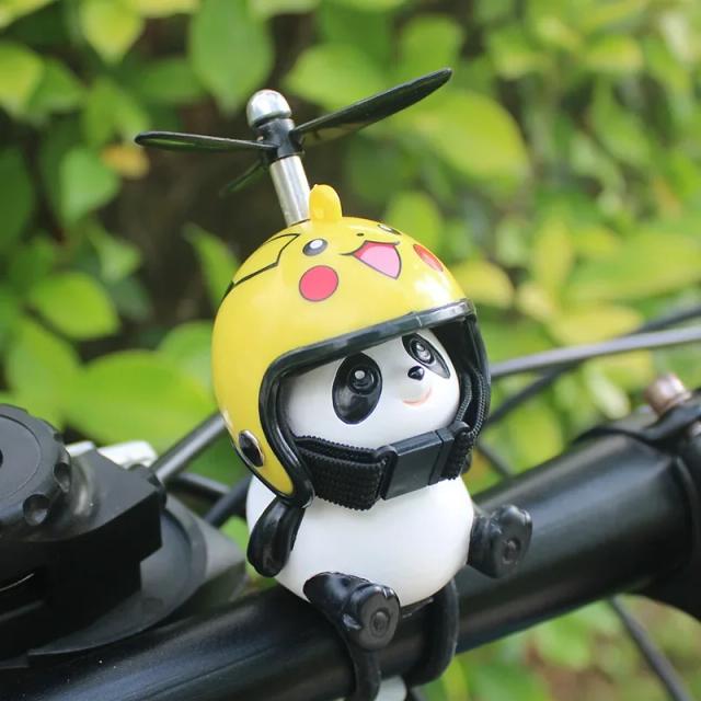 Decoração divertida para guidão de motocicleta e bicicleta elétrica: Pandinha Cartoon com capacete e ornamentos Airscrew