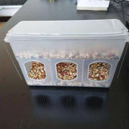 Alimentadores impermeáveis de pássaros com gancho Design arredondado Nenhum desperdício Alimentadores de codorna 3 slots pequenos Gaiola para papagaio, Acessórios para pássaros - Image 5