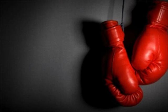 Fotografia de Estúdio: Pano de Fundo em Vermelho com Luvas de Boxe e Equipamentos, Ideal para Retratos de Crianças e Adultos em Ambiente Esportivo