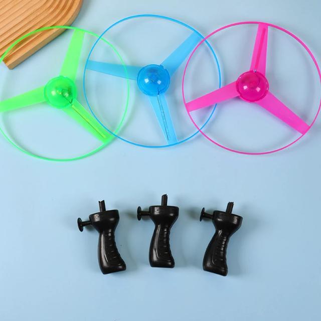 Brinquedo Voador Disco Voador Hélice LED Puxar Corda