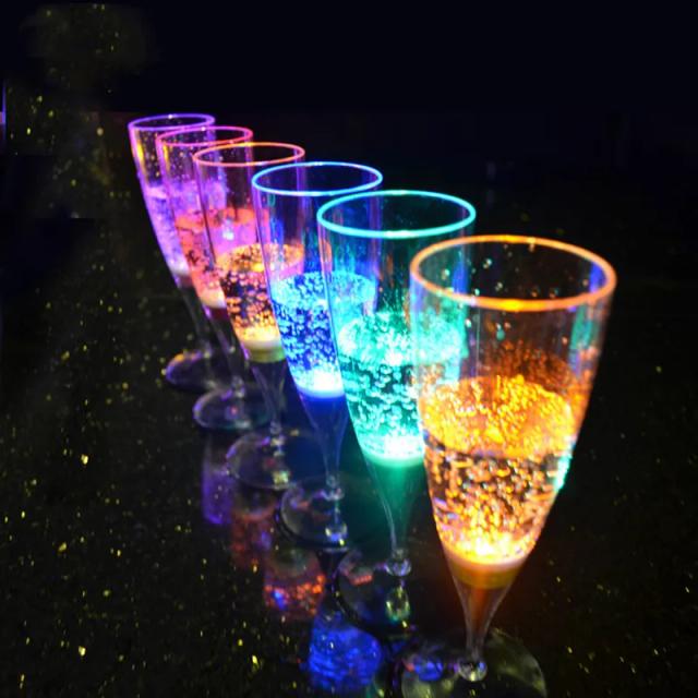 Copo LED Automático com 6 Peças: Copos Multicoloridos que Piscam para Festa, Cozinha e Decoração de Natal