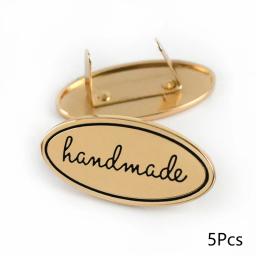 Hand Made Metal Labels para Costura, Ouro e Cor Prata, Etiquetas de vestuário para sacos e bolsa, Feito à mão, letra impressa, DIY, 5 PCs - Image 1