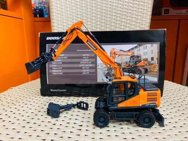 Escavadeira de Rodas Doosan DX160W UH8134 1/50 em Die-Cast - Novo na Caixa Original