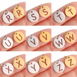 5 pçs/lote redondo inglês carta inicial pingentes de aço inoxidável 26 alfabeto A-Z encantos para diy pulseiras colar jóias fazendo - Image 1