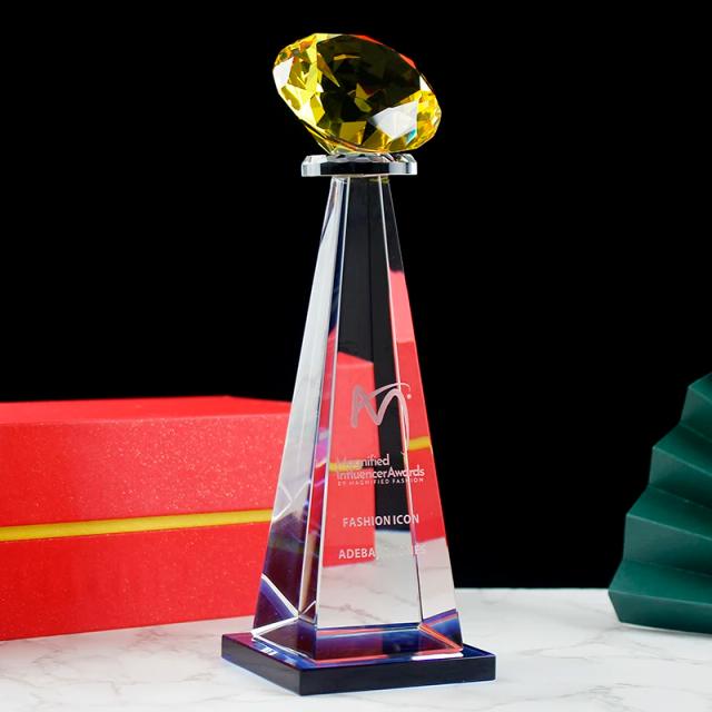 Troféu Personalizado em Cristal Colorido - Lembrança Elegante para Eventos Esportivos e Decoração de Casa