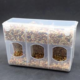 Alimentadores impermeáveis de pássaros com gancho Design arredondado Nenhum desperdício Alimentadores de codorna 3 slots pequenos Gaiola para papagaio, Acessórios para pássaros - Image 1