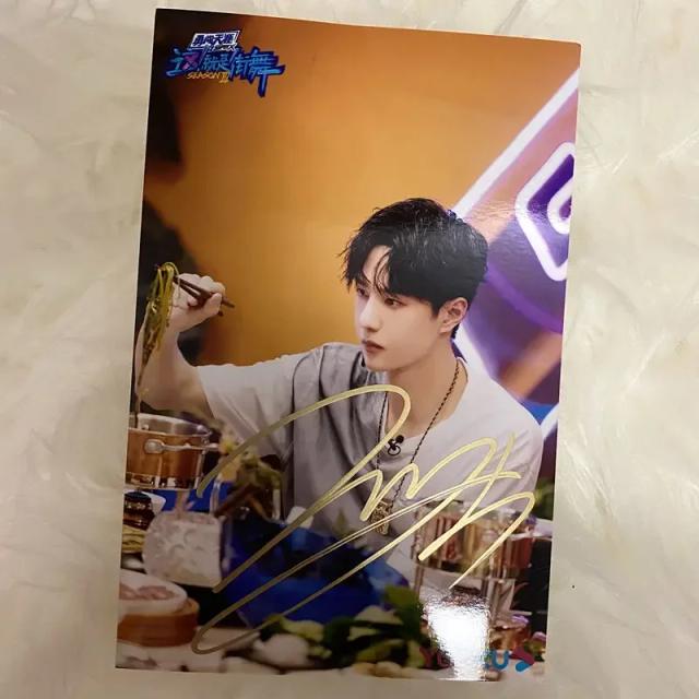 Foto Autografada do Wang Yibo como Lan Wangji em Alta Definição - Presente Perfeito para Fãs e Colecionadores