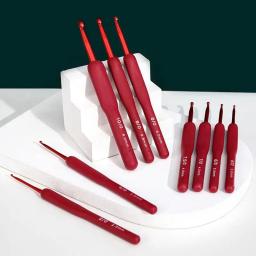 Premium Aluminum Crochet Hooks, Grip de borracha macia, alças almofadadas, agulhas de tricô, tranças Knitting Tool, vermelho, 2mm-6mm - Image 1