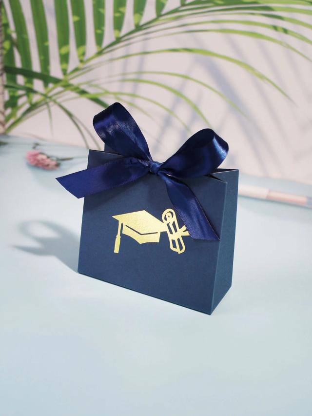 Caixa de Presente Elegante para Graduação em Azul Marinho com Detalhes Dourados e Certificado, Ideal para Festas e Convites
