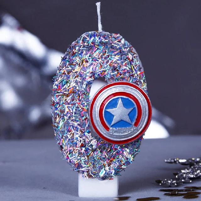 Bolo de Aniversário Infantil com Velas Decorativas e Brilhos para Meninos