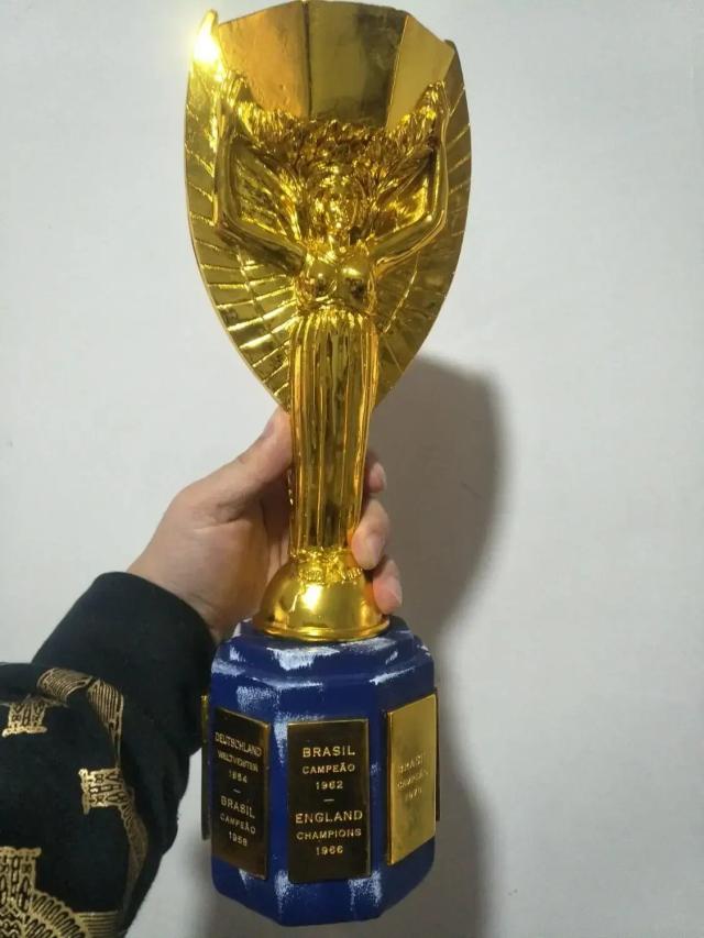 Troféu de Resina da Copa do Mundo: Lembrança Ideal para Amantes do Futebol e Presente Perfeito
