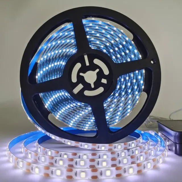 Ilumine seu Jardim com Fita LED SMD2835 Colorida e Impermeável, Funciona com Painéis Solares para Decoração ao Ar Livre
