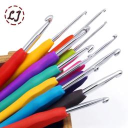 Alumínio Crochet Agulhas com Borracha Macia Grip, Agulhas De Tricô, Alças Amortecido, Suprimentos De Costura, 2-10mm, Colorido - Image 2