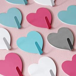 2Pcs Wall Mounted Ganchos Heart Shaped Adesivo Cabides Brasão Gancho Traceless Cabide Chave Ganchos Decorativos para Cozinha de Casa - Image 1