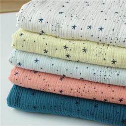 135*100cm tecido de algodão puro macio respirável gaze dupla crepe tissu estrela impressão tecido para bebê sleepwear têxtil natal - Image 1