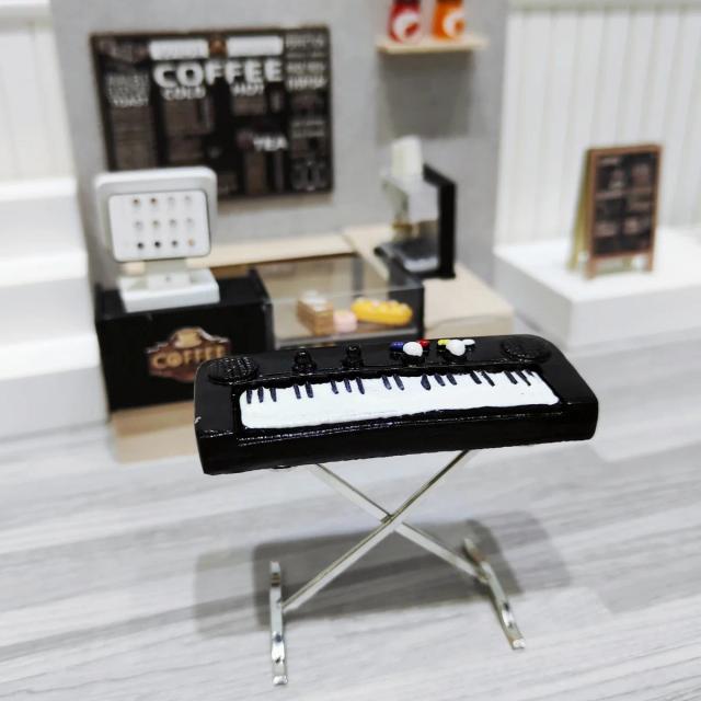 Teclado Miniatura de Liga para Bonecas - Piano Eletrônico Ornamentado e Acessório de Decoração para Casa de Bonecas