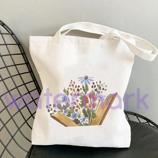 Tote Bags de Aquarela Floral com Ilustrações Literárias e Design Ecológico