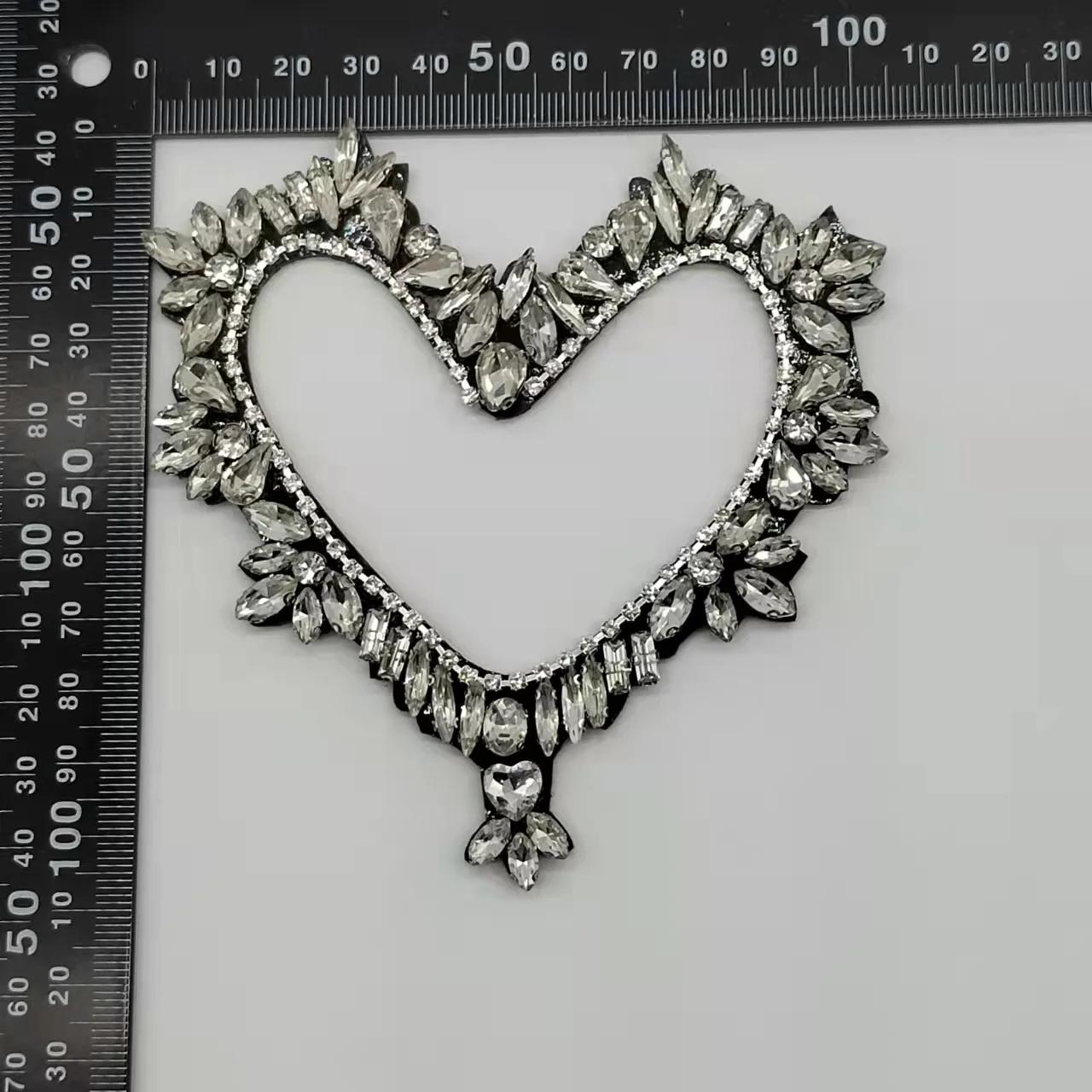 Contas artesanais com grande coração, remendo sew-on, decoração oca-out, acessórios de vestuário, preto e branco, 9*8.5cm, 11*11cm, 1 pc - Image 1