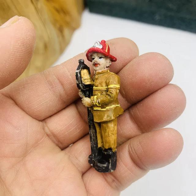 Boneca Miniatura Artesanal em Resina para Decoração DIY e Paisagismo