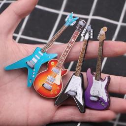 Guitarra Miniatura Simulação Elétrica para Dollhouse, Guitarra Clássica de Madeira, Acessórios Mini Dolls, Instrumento Popular, Pop, 1Pc - Image 6