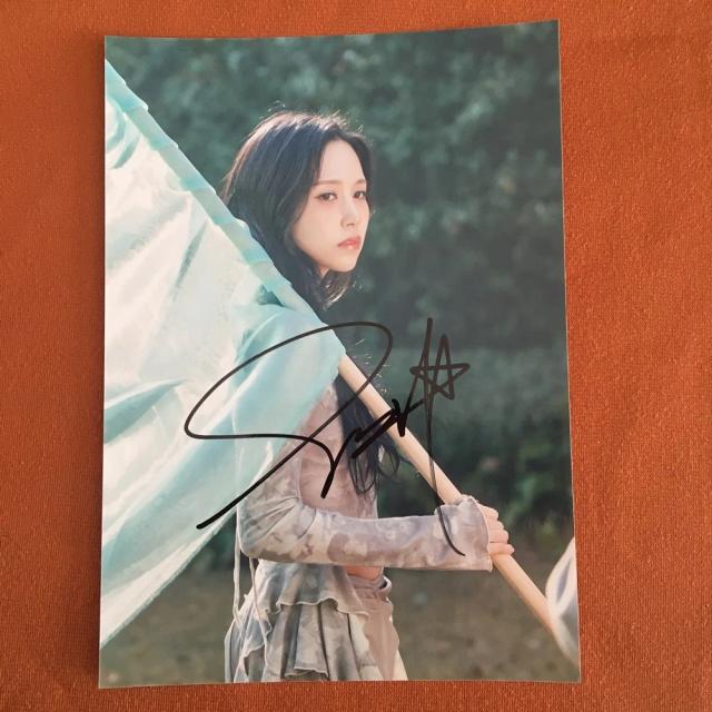 Coleção Autografada da Mina do TWICE - Foto Exclusiva 5x7 com Música para Ouvir em 2024