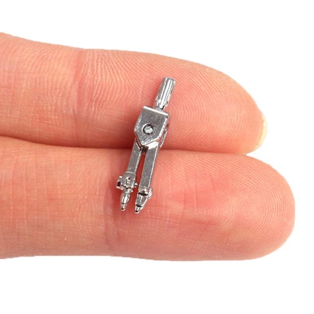 Ornamentos em Miniatura para Dollhouse: Bússola de Metal Escala 1:12 para DIY e Acessórios de Boneca